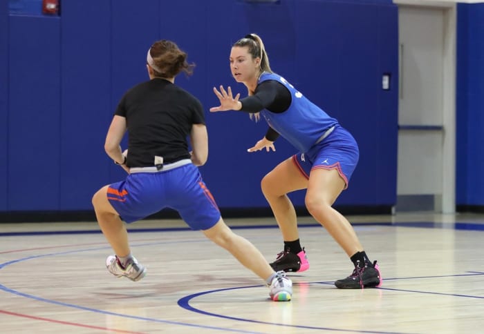 Former Florida Gators forward Cydnee Kinslow practices with a teammate in 2021.